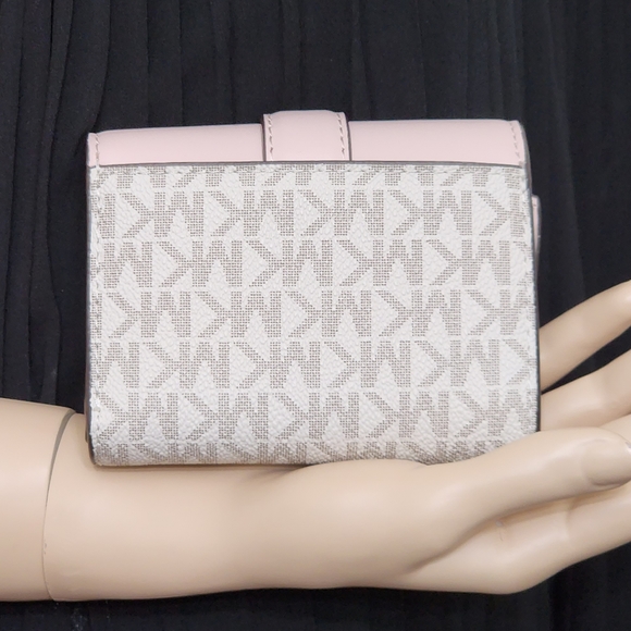 ⚠️LAST 1⚠️ Michael Kors Carmen Logo MD Bifold Wallet - Picture 2 of 6